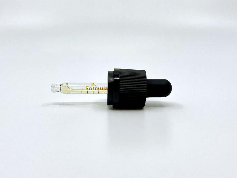 Kvapkadlo RAW CBD oleja Formula Swiss v konopnom oleji na bielom pozadí