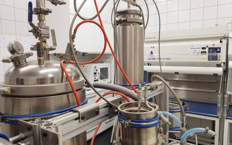 Spracovateľské zariadenie z nehrdzavejúcej ocele s filtračnými jednotkami v laboratóriu Formula Swiss