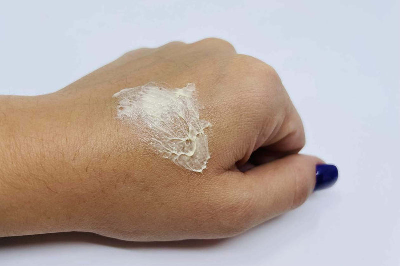 CBD krém rozotretý v tenkej vrstve na chrbte ruky a kĺboch prstov