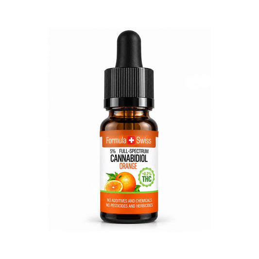 Jantárová fľaštička s bielo-oranžovou etiketou: CBD olej Formula Swiss s pomarančom, 5 % plné spektrum, menej ako 0,2 % THC
