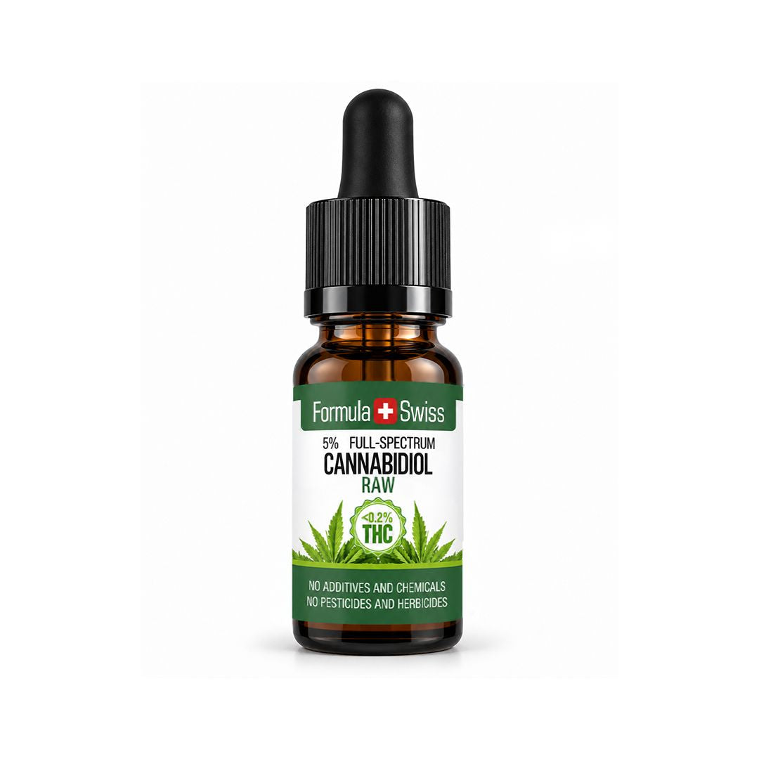 Jantárová 10 ml fľaštička: RAW CBD olej Formula Swiss, 5 % plné spektrum, biela etiketa so zelenými prvkami a listom konope