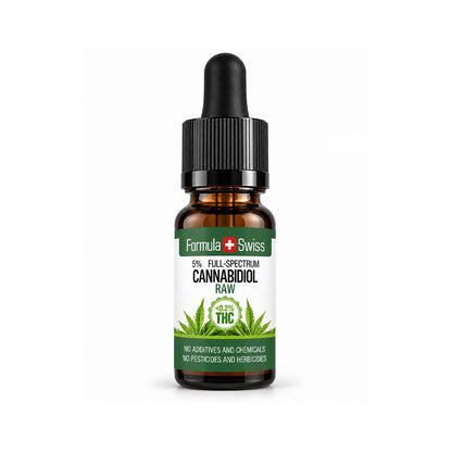 Jantárová 10 ml fľaštička: RAW CBD olej Formula Swiss, 5 % plné spektrum, biela etiketa so zelenými prvkami a listom konope